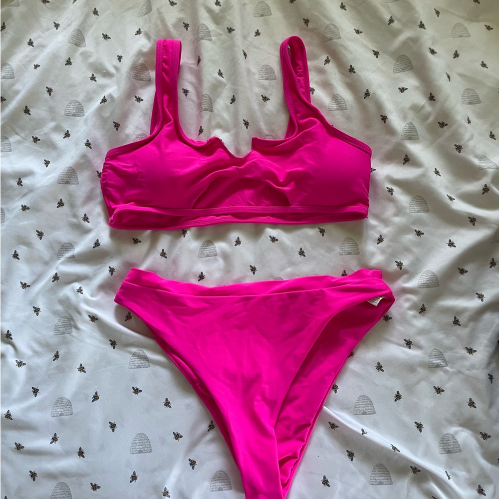 Size L mid rise liking with cutout.